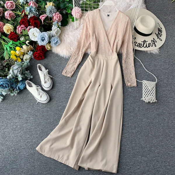 Salopetă de damă modernă cu dantelă și decolteu în V