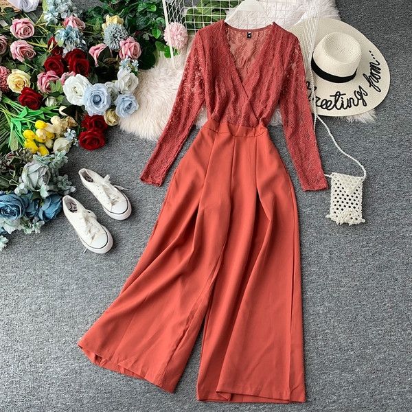 Salopetă de damă modernă cu dantelă și decolteu în V