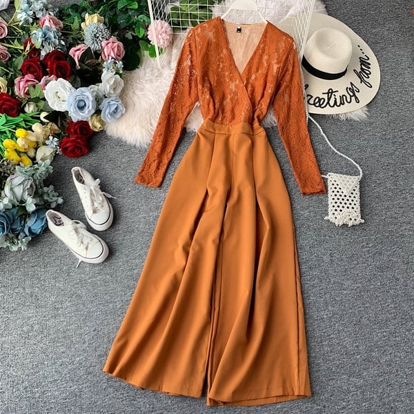 Salopetă de damă modernă cu dantelă și decolteu în V