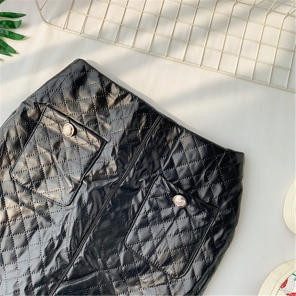 Női bőrszoknya fekete színben