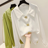 Modern női ing fehér és zöld gombokkal