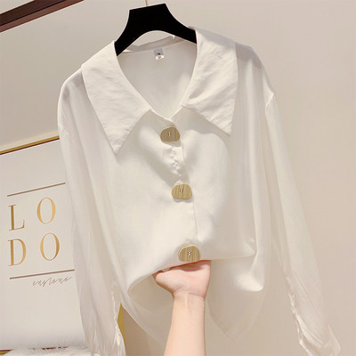 Modern női ing fehér és zöld gombokkal