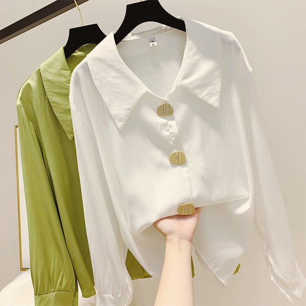 Modern női ing fehér és zöld gombokkal