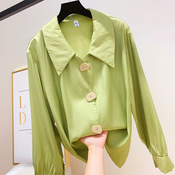 Modern női ing fehér és zöld gombokkal