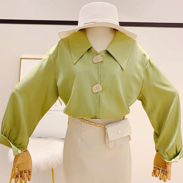Modern női ing fehér és zöld gombokkal