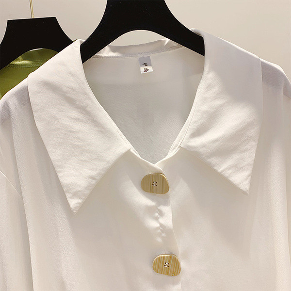 Modern női ing fehér és zöld gombokkal