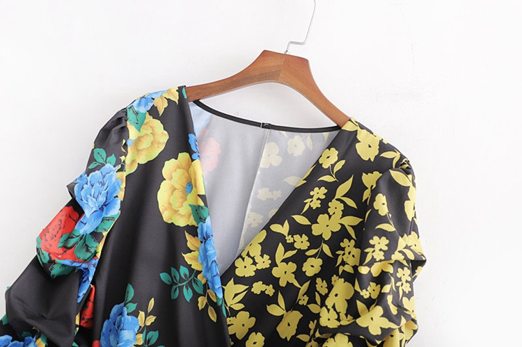 Női blúz V-nyakkal és széles ujjakkal