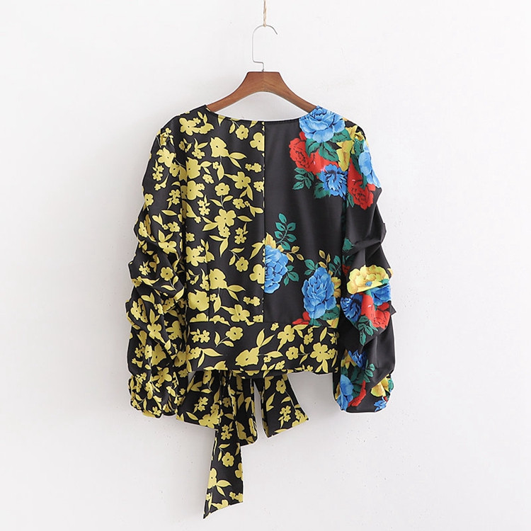 Női blúz V-nyakkal és széles ujjakkal