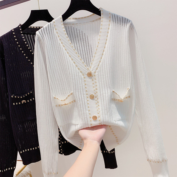 Modern női mellény fehér és fekete gombokkal