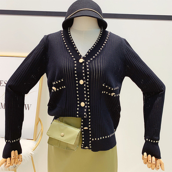 Modern női mellény fehér és fekete gombokkal