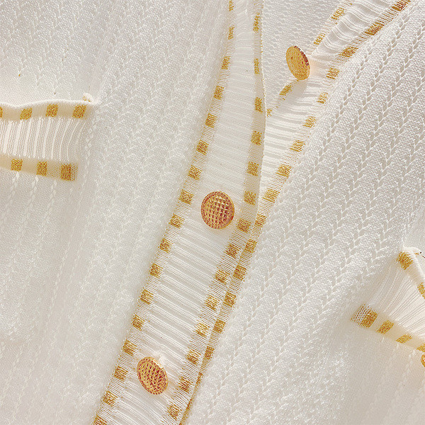 Modern női mellény fehér és fekete gombokkal