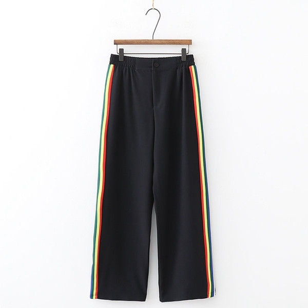 Pantaloni lungi și largi de culoare neagră, cu margini laterale