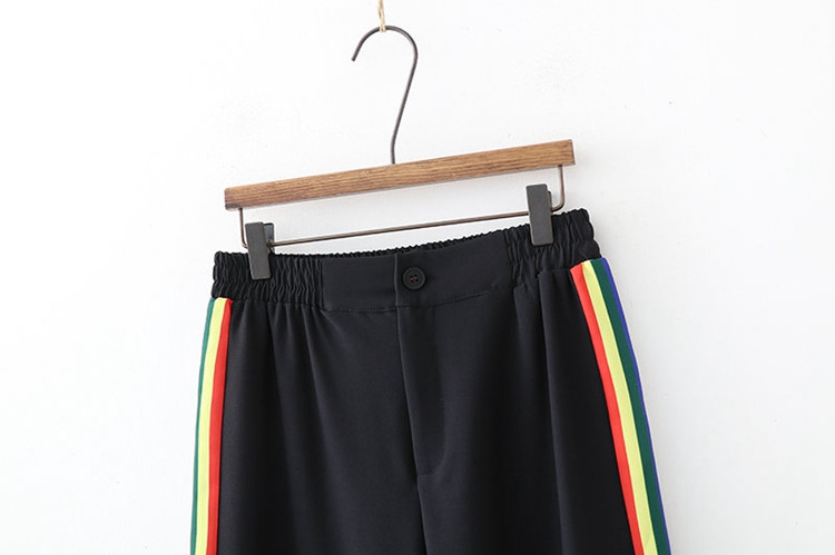 Pantaloni lungi și largi de culoare neagră, cu margini laterale