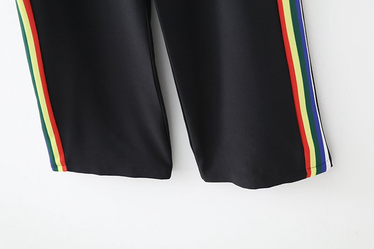 Pantaloni lungi și largi de culoare neagră, cu margini laterale