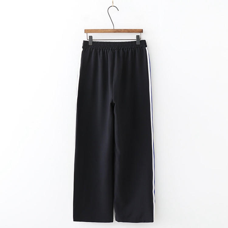 Pantaloni lungi și largi de culoare neagră, cu margini laterale