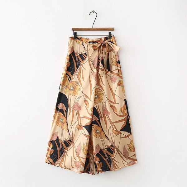Széles nadrág nyakkendővel és virágmintával