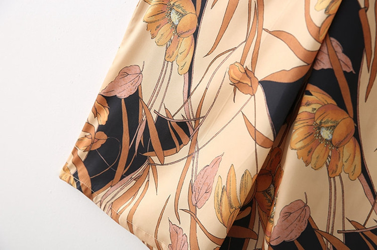 Széles nadrág nyakkendővel és virágmintával