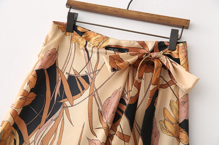 Széles nadrág nyakkendővel és virágmintával