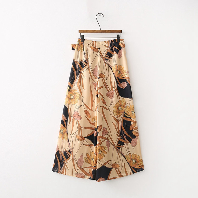 Széles nadrág nyakkendővel és virágmintával