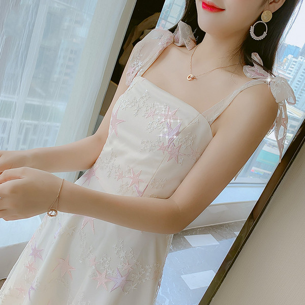 Modern női ruha két színben, vékony pántokkal