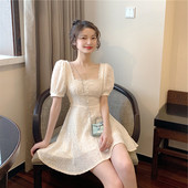 Rochie actuală de damă cu perle decorative și mâneci scurte