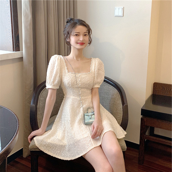 Rochie actuală de damă cu perle decorative și mâneci scurte