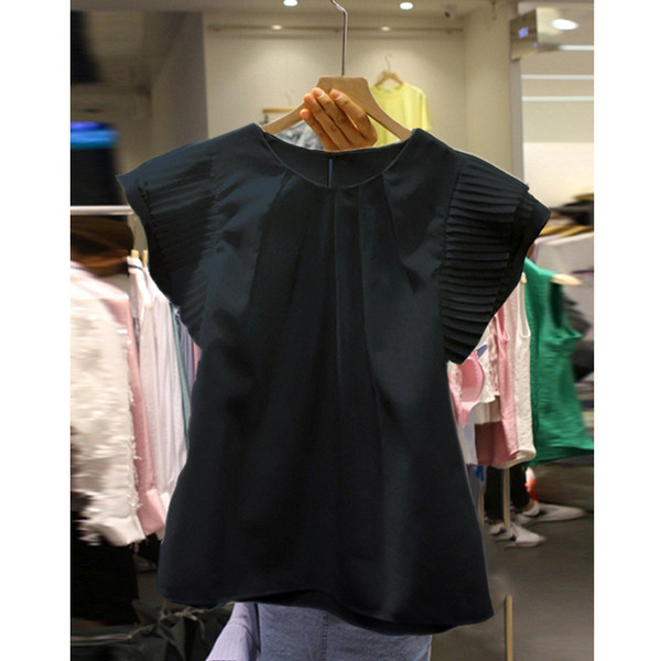 Bluză de damă cu decolteu O în culoarea albă