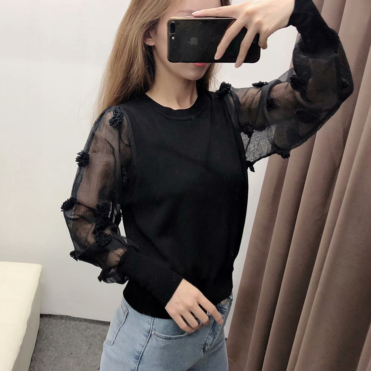 Elegáns női pulóver átlátszó ujjakkal, fekete színben