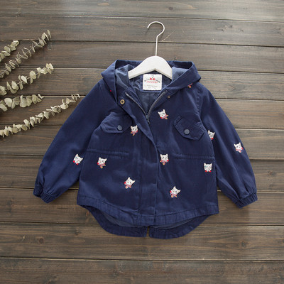 Modern, piros és kék hímzéssel ellátott gyerekkabát lányoknak