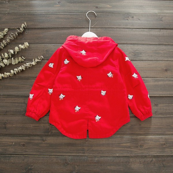 Modern, piros és kék hímzéssel ellátott gyerekkabát lányoknak