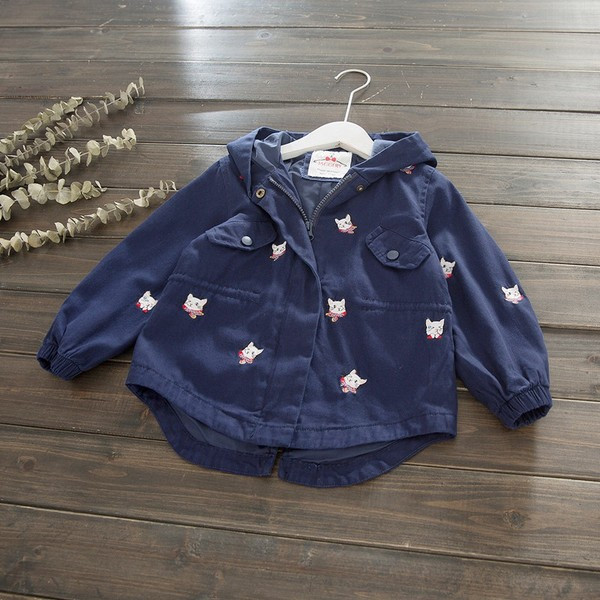 Modern, piros és kék hímzéssel ellátott gyerekkabát lányoknak