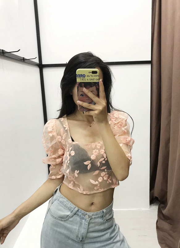 Bluza eleganta scurta transparenta de culoare roz cu dantela