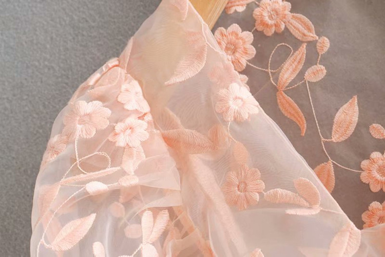 Bluza eleganta scurta transparenta de culoare roz cu dantela