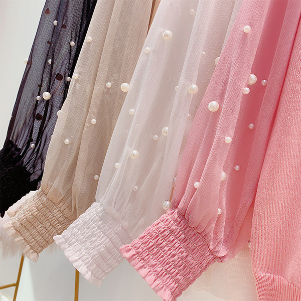 Különböző színekben gyöngyökkel díszített modern női pulóver