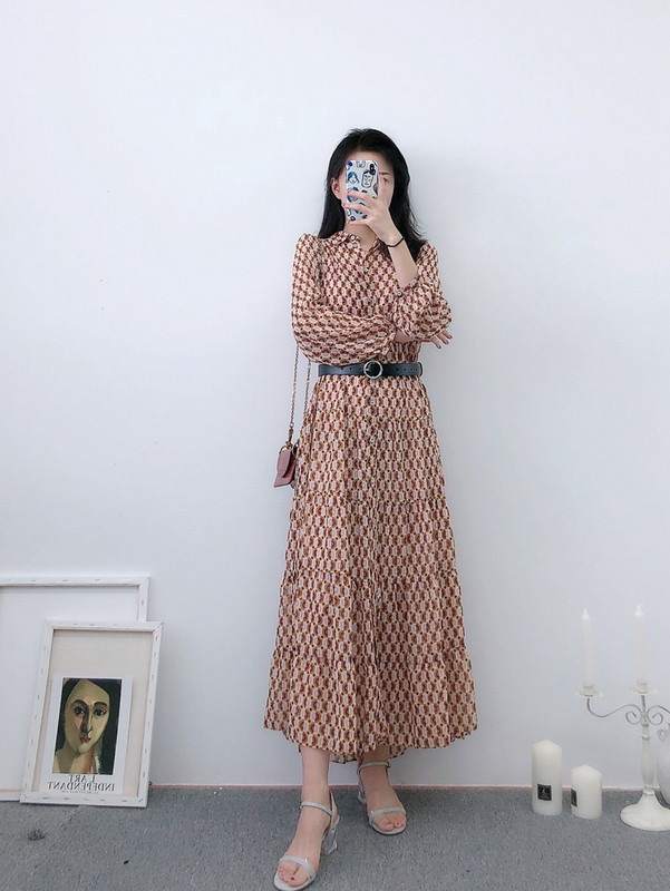 Rochie moderna lunga din tul cu nasturi