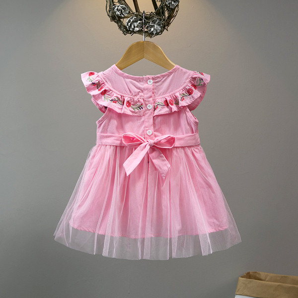 Stílusos gyerekruha lányoknak tüllel és rózsaszín és fehér hímzéssel