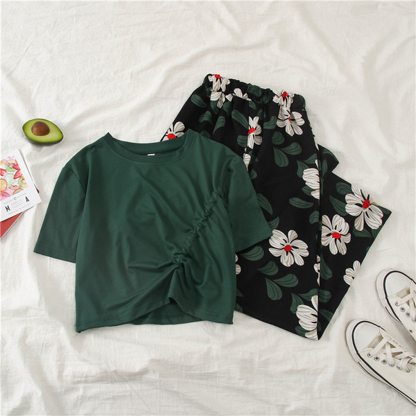 Set de dama modern in trei culori cu motive florale