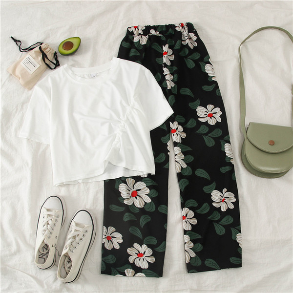 Set de dama modern in trei culori cu motive florale