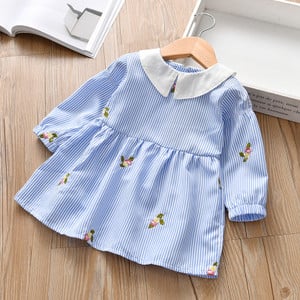 Stílusos gyerekruha gallérral és rózsaszín és kék hímzéssel