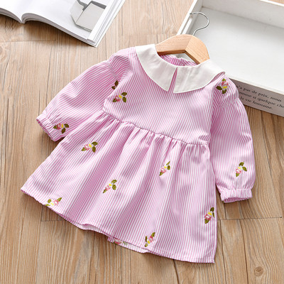 Stílusos gyerekruha gallérral és rózsaszín és kék hímzéssel