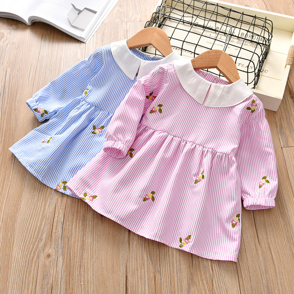 Stílusos gyerekruha gallérral és rózsaszín és kék hímzéssel