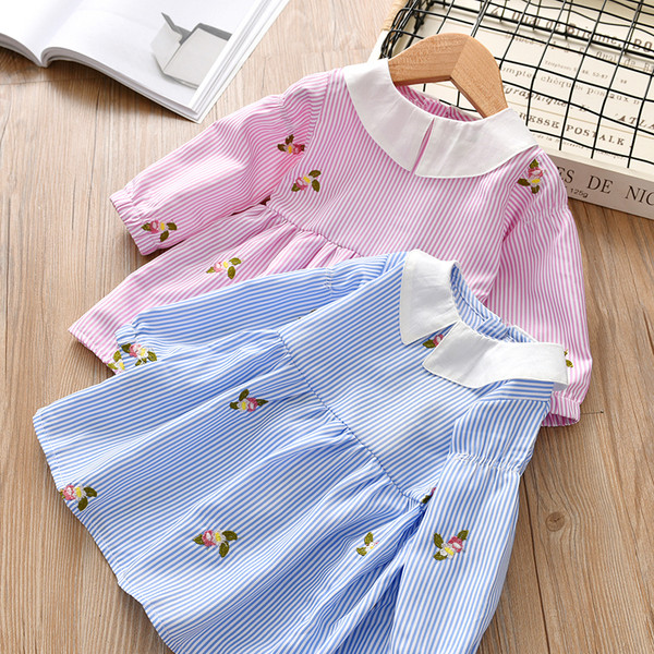 Stílusos gyerekruha gallérral és rózsaszín és kék hímzéssel