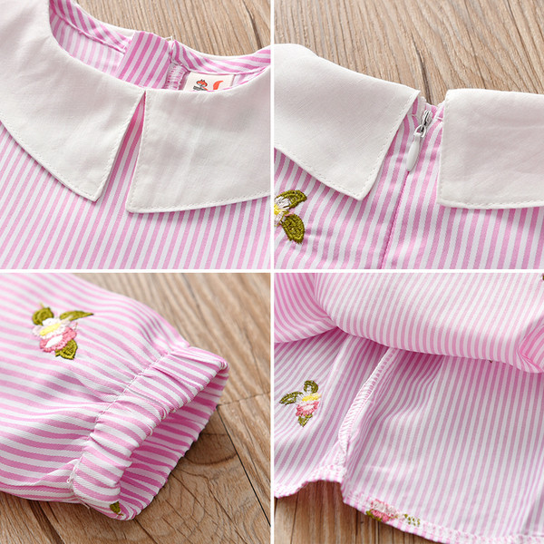 Stílusos gyerekruha gallérral és rózsaszín és kék hímzéssel