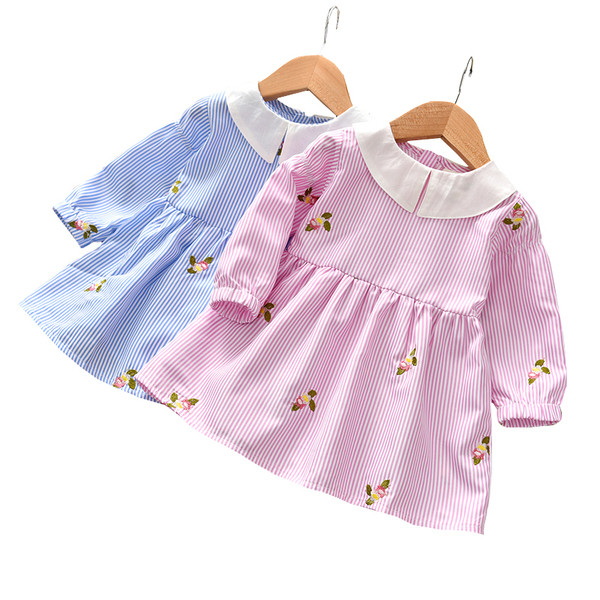 Stílusos gyerekruha gallérral és rózsaszín és kék hímzéssel