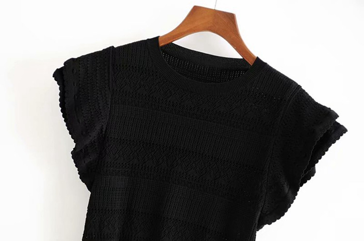Vékony kötésből készült, rövid ujjú női blúz fekete színben