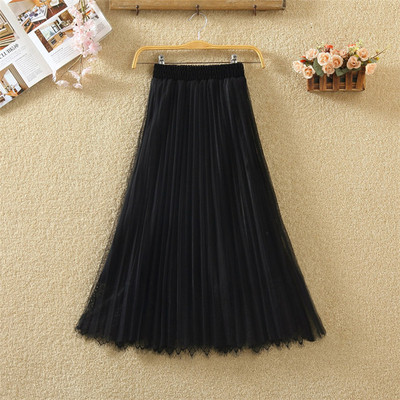 Aktuális női szoknya négy színben - tüllel és csipkével