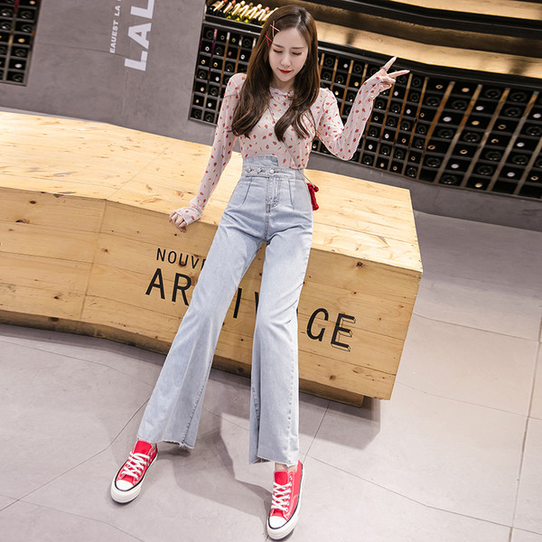 Női modern farmer magas derékkal - széles, világos színű modell