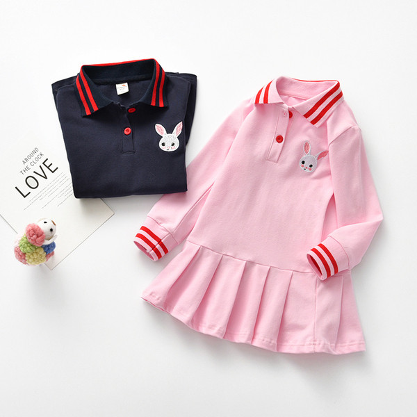 Gyerekruha lányoknak gallérral és rózsaszín és kék hímzéssel