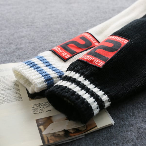 Vestă modernă de toamnă pentru femei cu embleme colorate în alb și negru