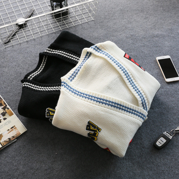 Vestă modernă de toamnă pentru femei cu embleme colorate în alb și negru